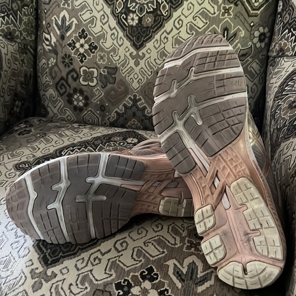 Men's gel kayano 28 ASICS / size 13/ gently used condition, rose color - Picture 2 of 5